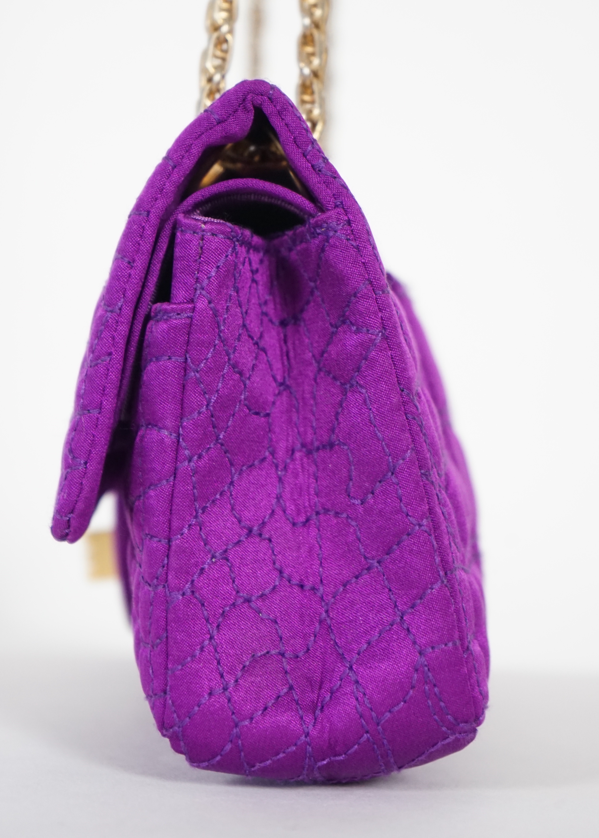 A Chanel medium-sized 2-55 bag in purple silk satin stitched with a quilted crocodile pattern, width 24cm, height 15cm, depth 6cm Single handle 112cm, Double handles 65cm